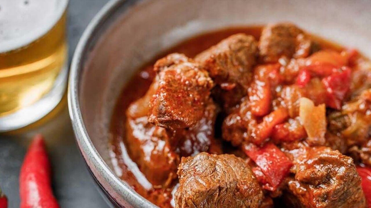 How to cook meat in a slow cooker: a budget option