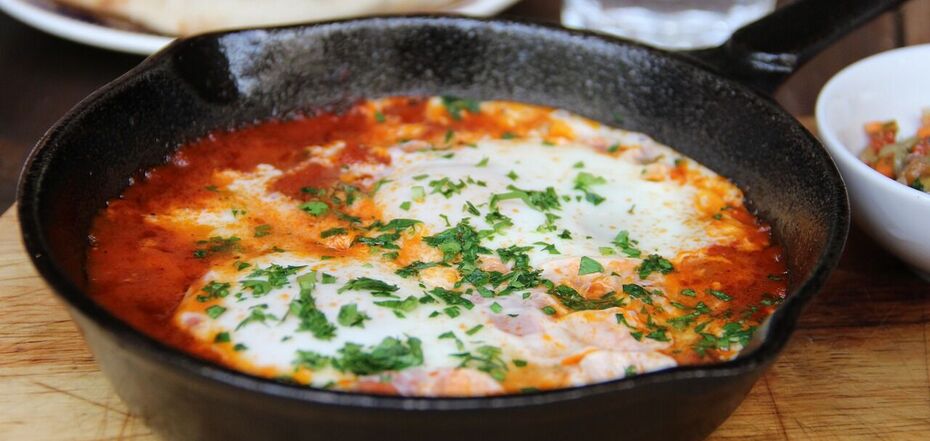 What to make from eggs for breakfast: a recipe for spicy shakshuka