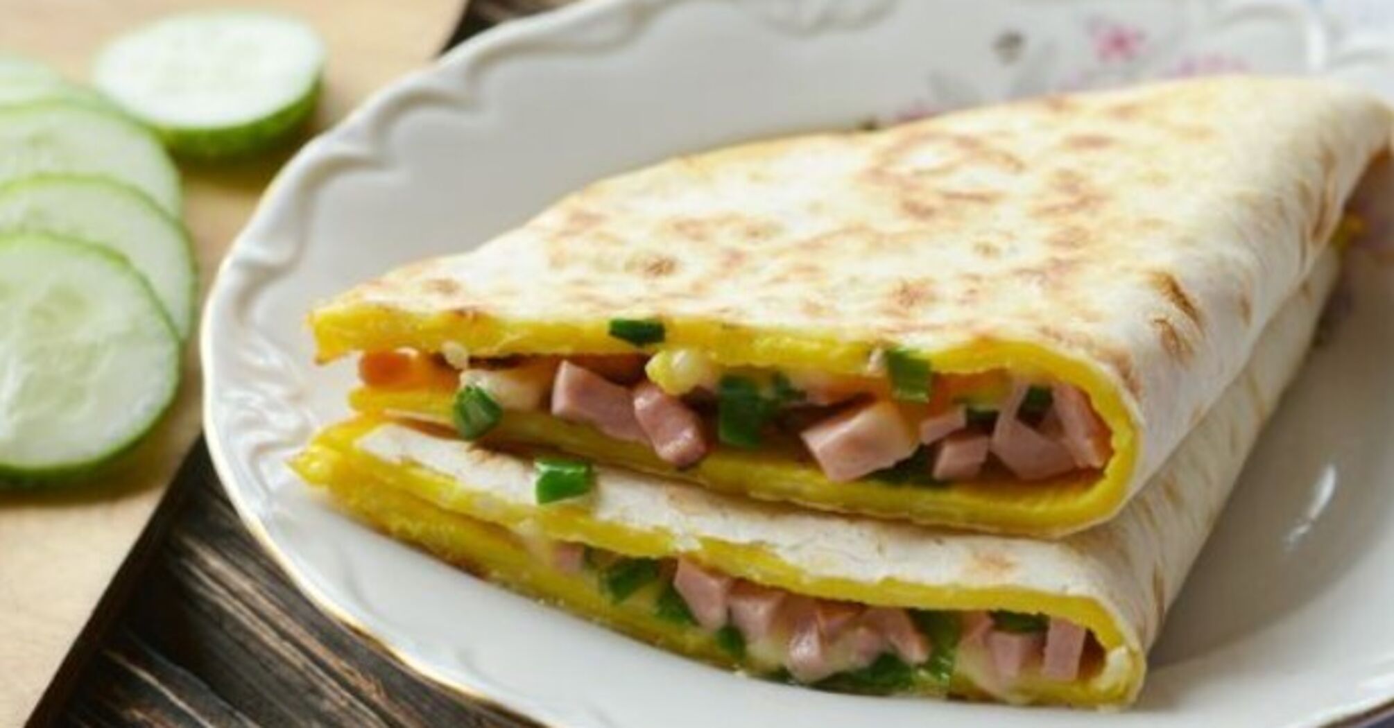 Szybki omlet na chlebku pita na śniadanie: gotuje się w 15 minut