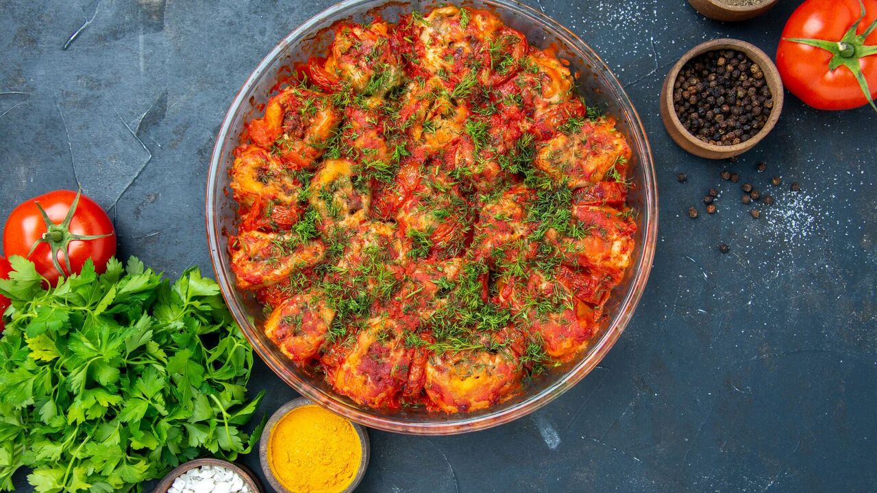 Chicken thighs in tomato sauce with vegetables: a delicious and healthy lunch