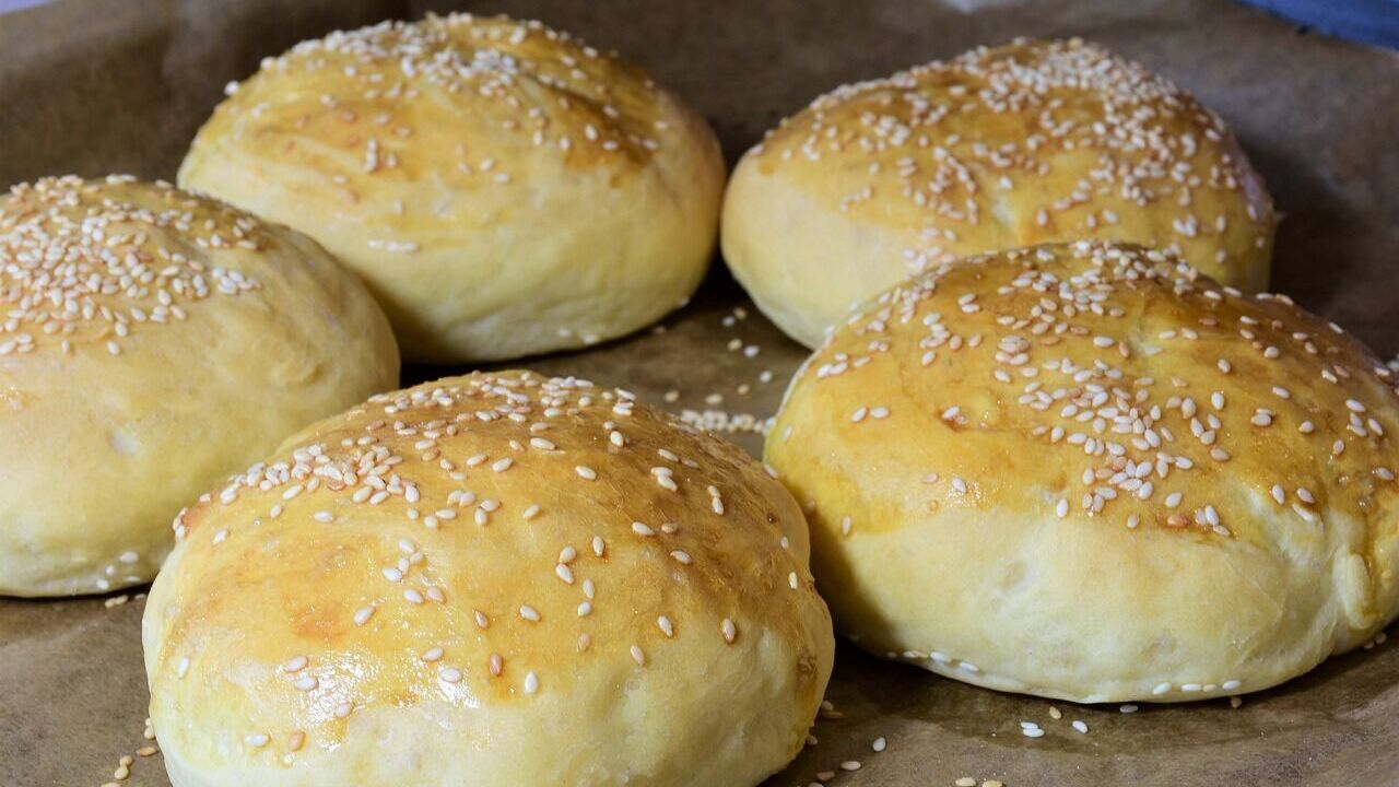 Homemade breakfast buns: they are easy to prepare and will be fluffy