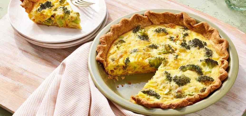 Obfite i szybkie danie na lunch: prosty quiche z kurczakiem i szpinakiem