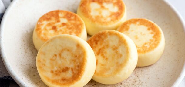 Not flour: what to add to cottage cheese pancakes so that they hold their shape