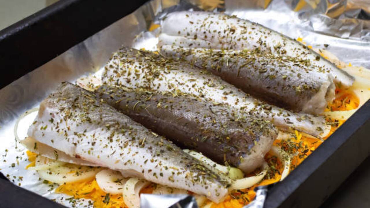 How to cook a delicious budget hake: a recipe for a hearty dish for the whole family