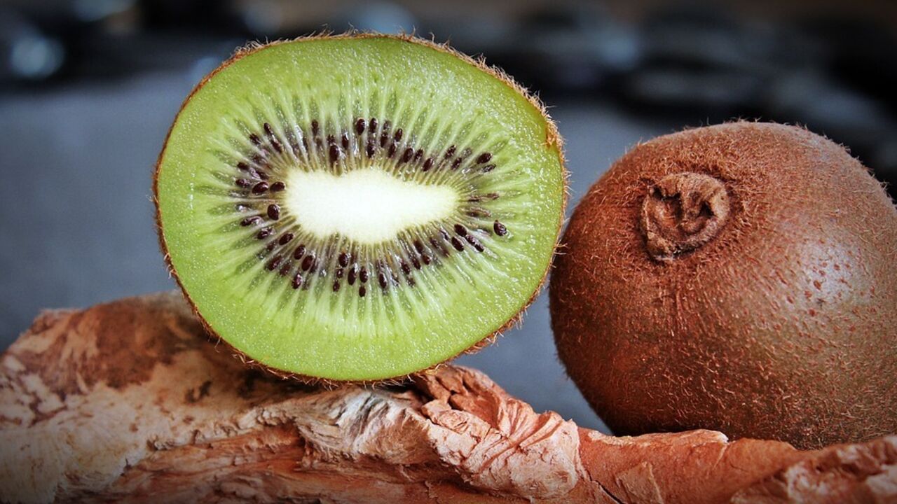 How to quickly peel a kiwi without a knife: a few effective methods