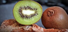 How to quickly peel a kiwi without a knife: a few effective methods