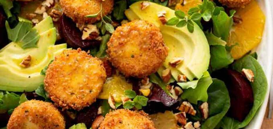 Warm salad with fried cheese and oranges: how to prepare a spectacular appetizer