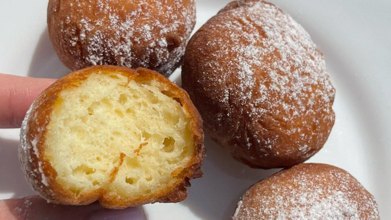 Sweet cottage cheese balls fried in oil: cook for 10 minutes