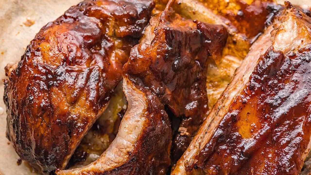 What to cook pork ribs with to make them juicy: a simple idea