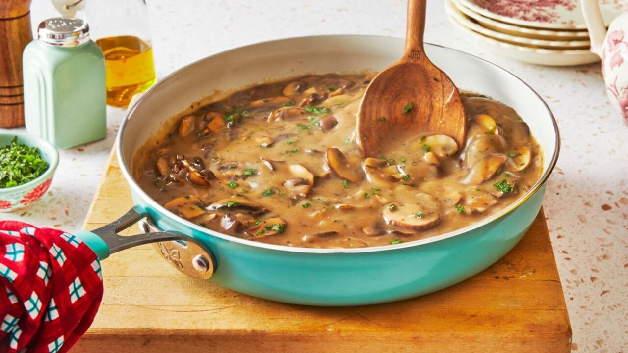 Budget mushroom gravy: for potatoes, pasta and any porridge