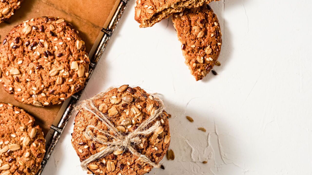 Tasty and flavorful oatmeal cookies with chocolate: how to cook to make them soft