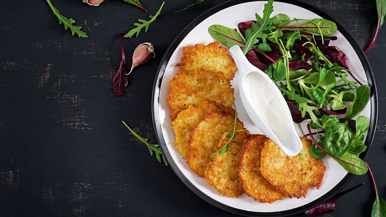 Crispy homemade potato pancakes with mushroom sauce: the easiest recipe