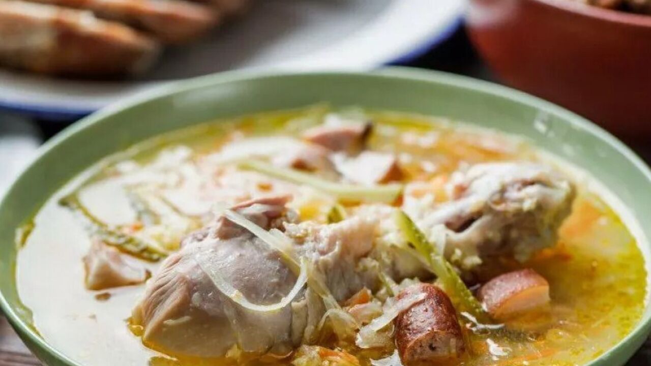 Niemiecka zupa ziemniaczana z kiełbasą: prosty przepis na szybki lunch