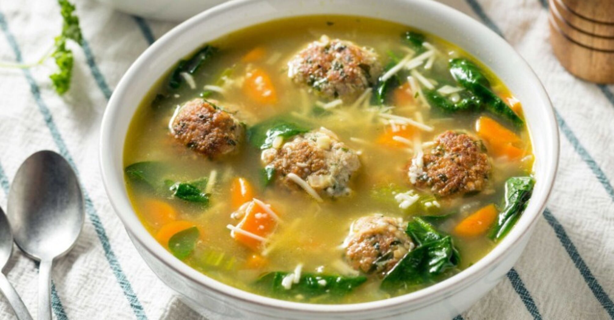 How to make a delicious soup with meatballs: what to add