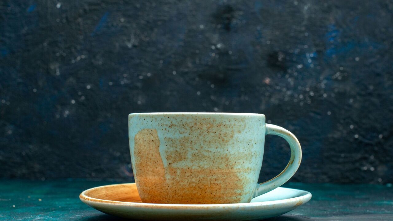 How to get rid of coffee and tea stains on cups: a very budget-friendly and affordable method