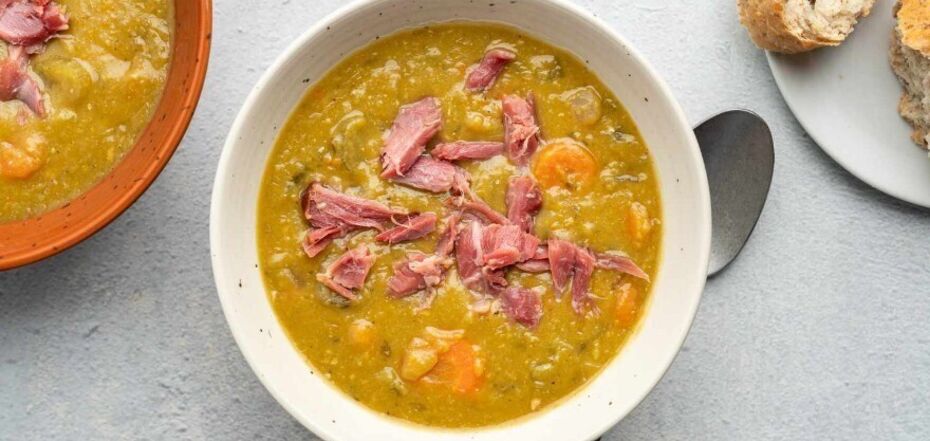 Pea soup with smoked ribs