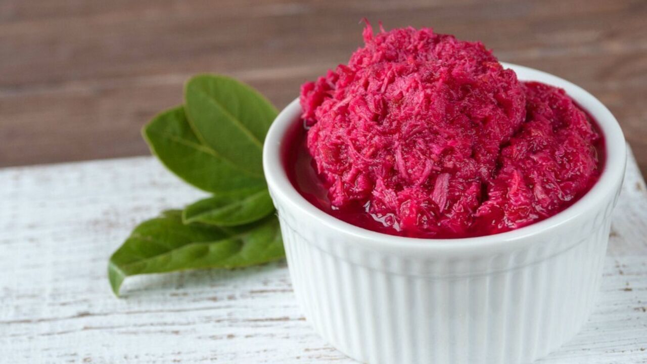 Horseradish with beets in a new way: how to make a delicious spicy sauce
