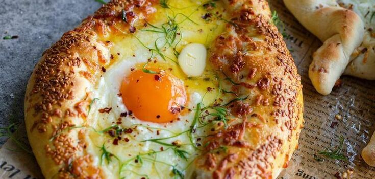 Perfect Adjarian khachapuri: when to add the yolk so that it is raw and does not spread out