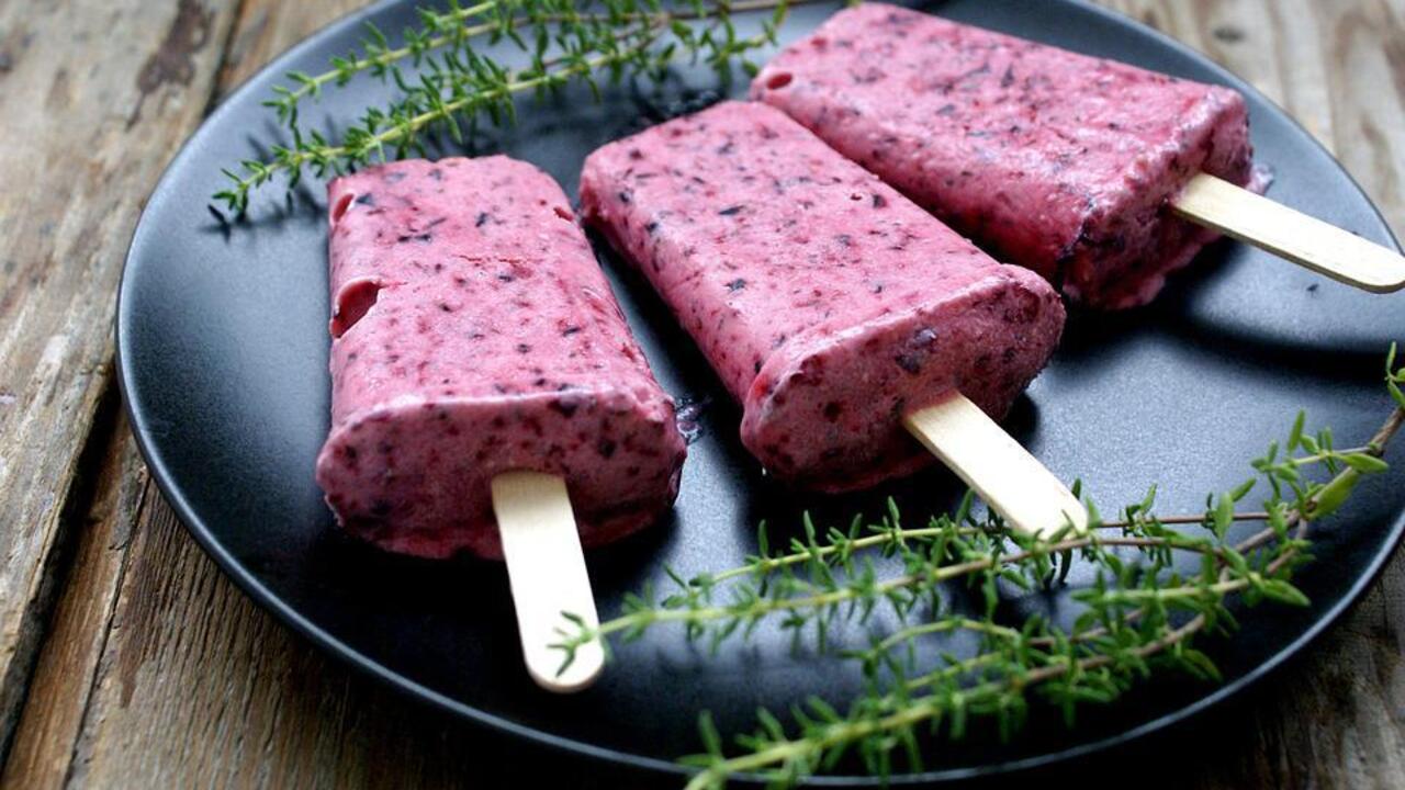 Domowe lody jagodowe bez nabiału: idealne na upały