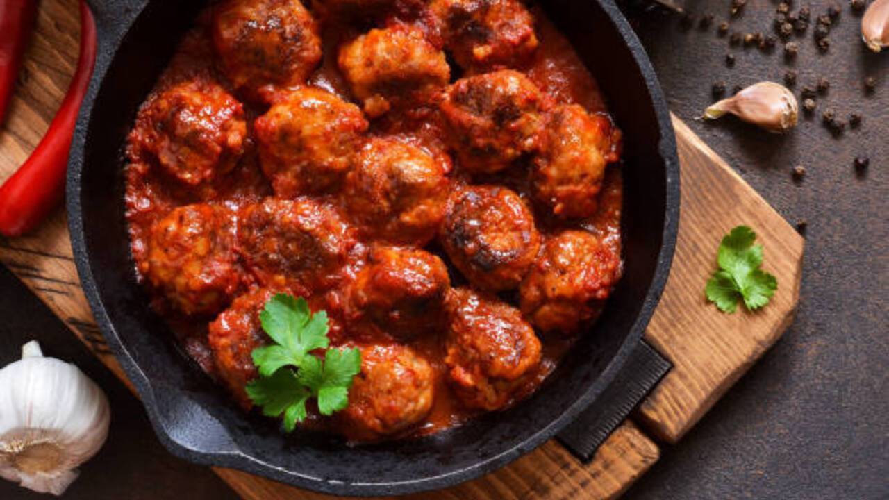 Tastier than cabbage rolls: juicy meatballs with rice for dinner
