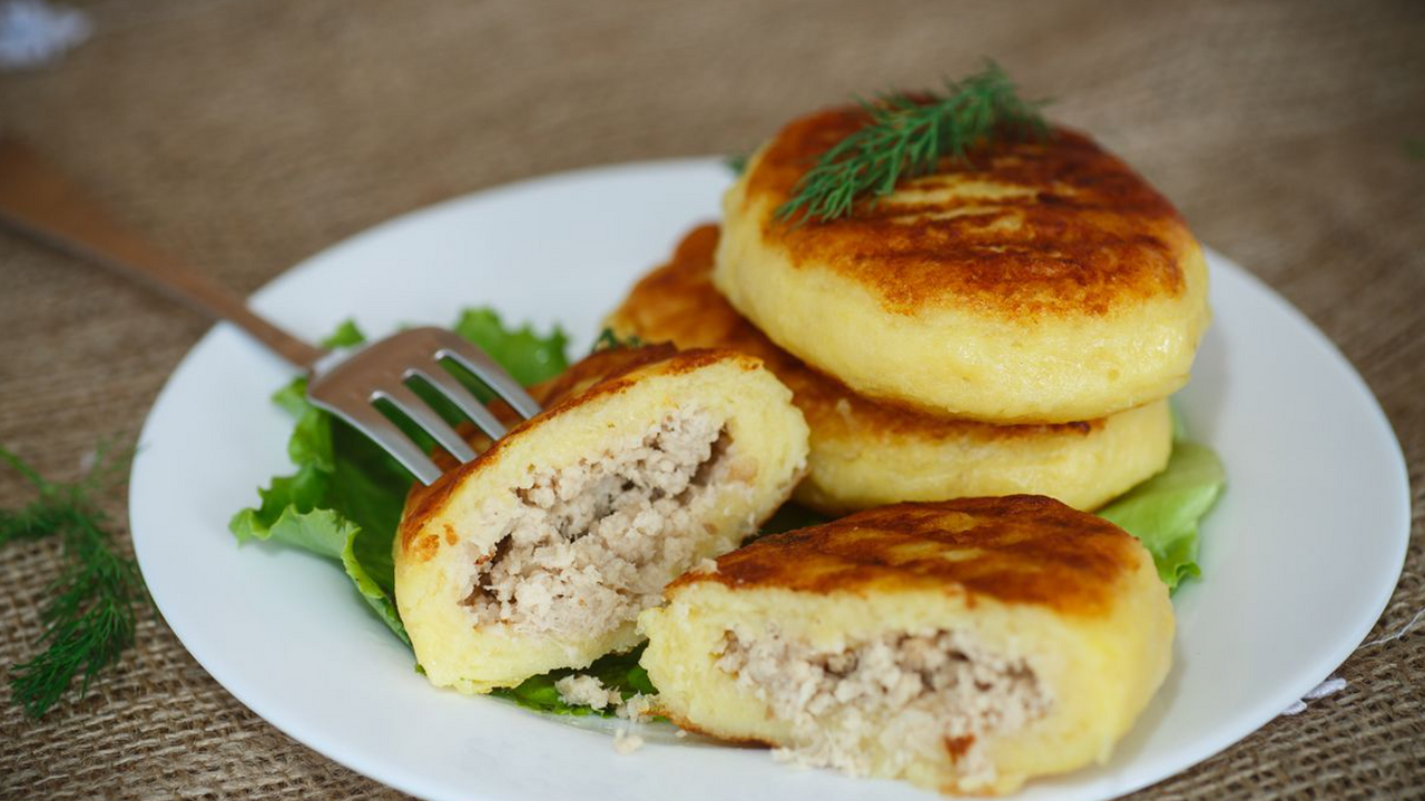Chicken zrazy with processed cheese and boiled eggs: perfect for dinner