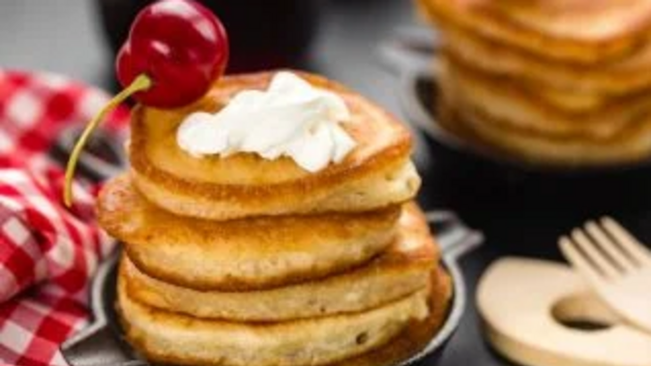 Fluffy and low-fat pancakes: do you need to warm the kefir?