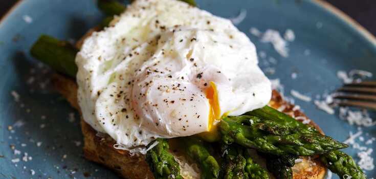 Delicious asparagus beans with a poached egg: how to prepare this nutritious breakfast in 10 minutes