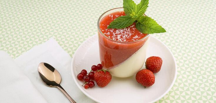 Easy panna cotta with strawberries: how to make a spectacular seasonal dessert
