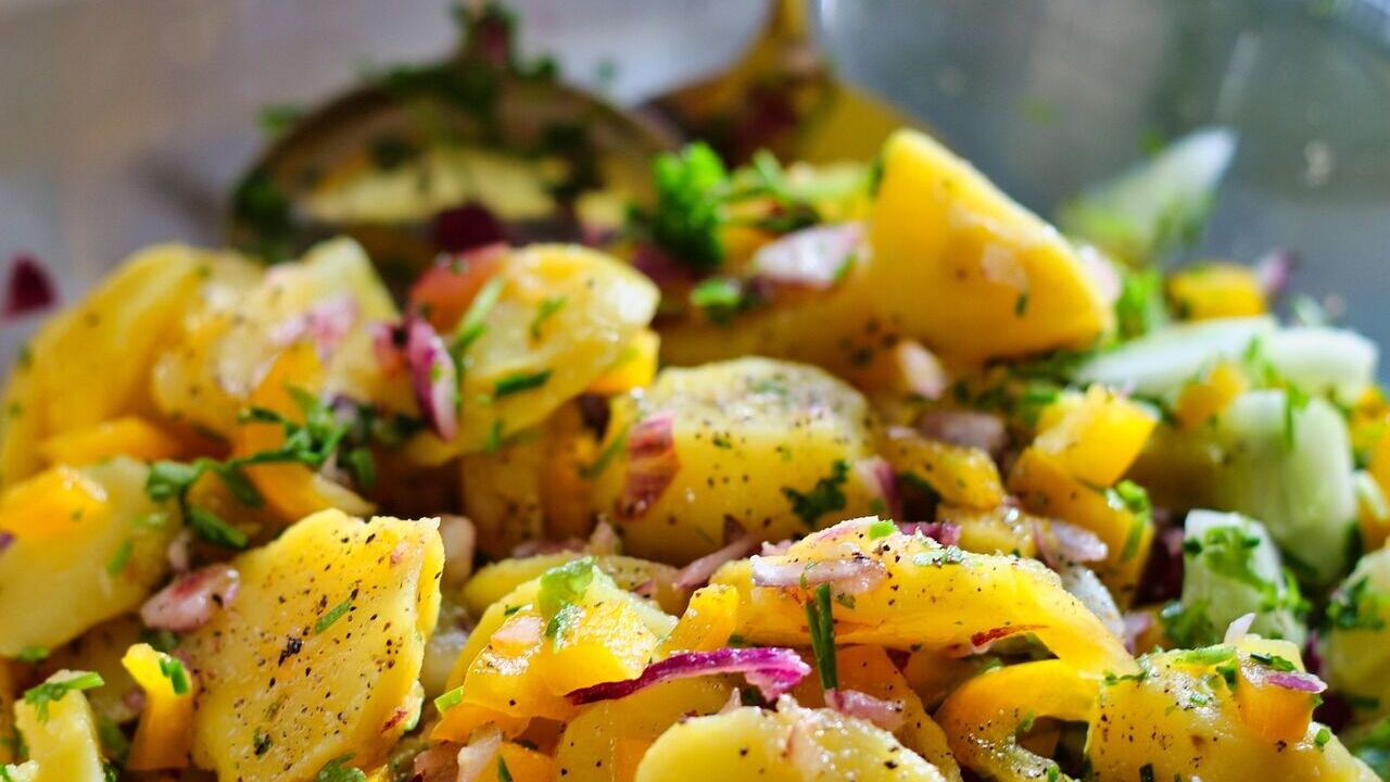 German potato salad: an interesting combination of flavors that will not leave anyone indifferent