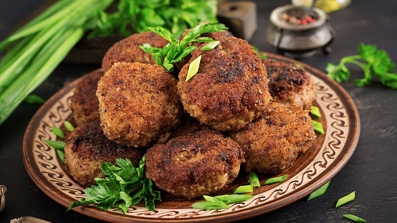 One dish will replace a full meal: delicious and juicy 2-ingredient cutlets