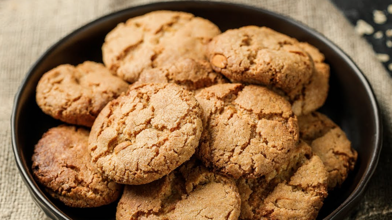Flour and sugar free: how to make healthy oatmeal cookies in 20 minutes