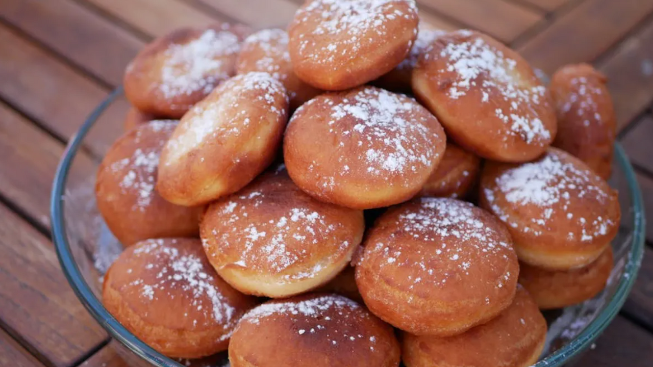 Fluffy fried donuts in 20 minutes: without yeast and milk