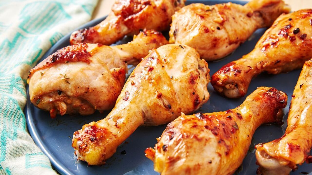 How to quickly bake chicken drumsticks to ensure crispy crust: a simple life hack
