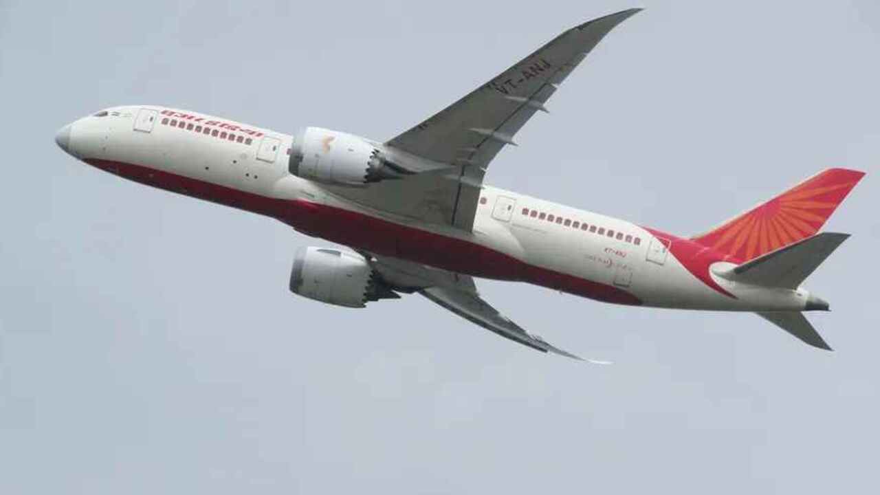 В авиакомпании Air India на время тяжелых погодных условий разрешили переносить и отменять рейсы