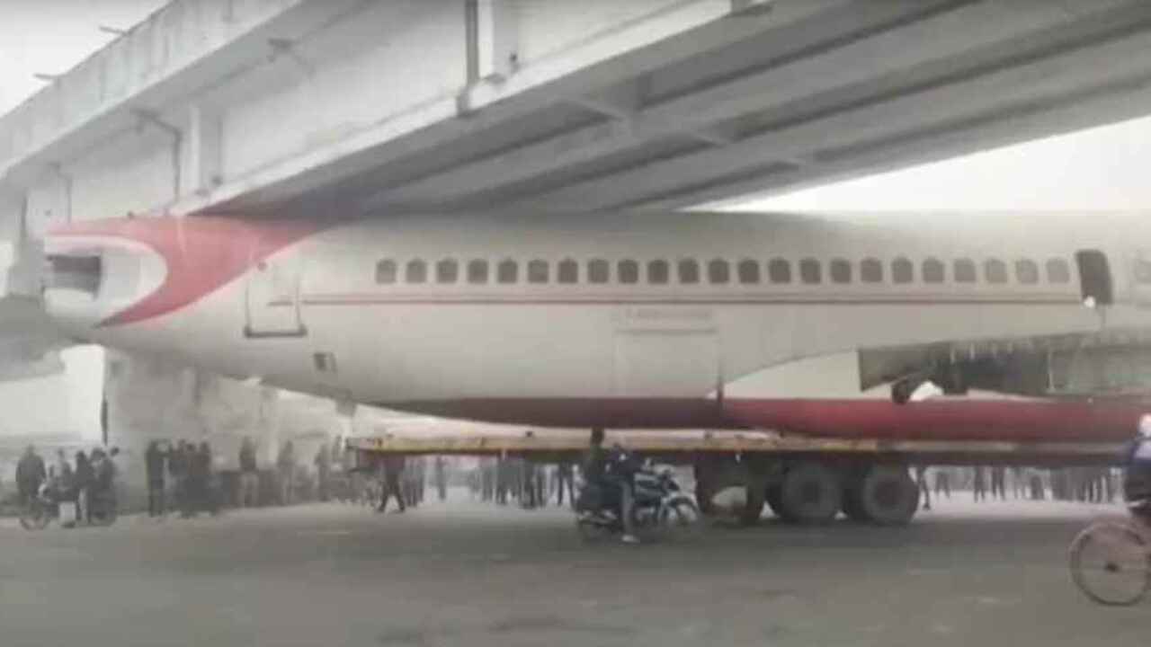 Літак з брендуванням Air India застряг під мостом. Відео