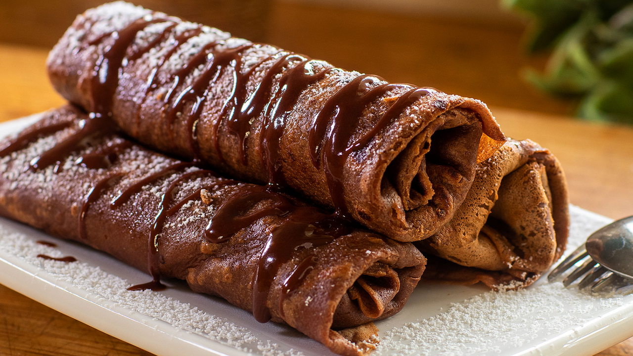 Thin and elastic chocolate pancakes: the recipe for the most successful dough