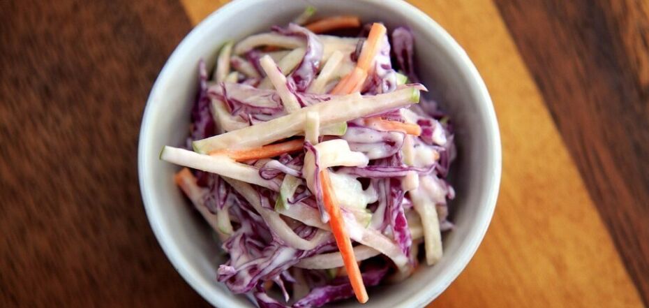 Salad recipe with white cabbage and red cabbage.
