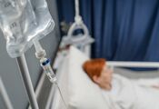 Na igle: iluzja leczenia w branży kroplówek