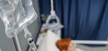 Na igle: iluzja leczenia w branży kroplówek