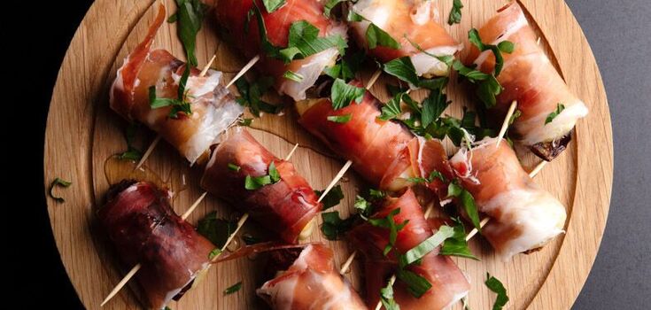 Dates with blue cheese and jamon: an appetizer for real gourmets