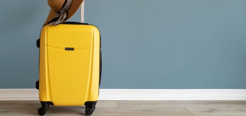 Порівняння чохлів та плівки на валізу