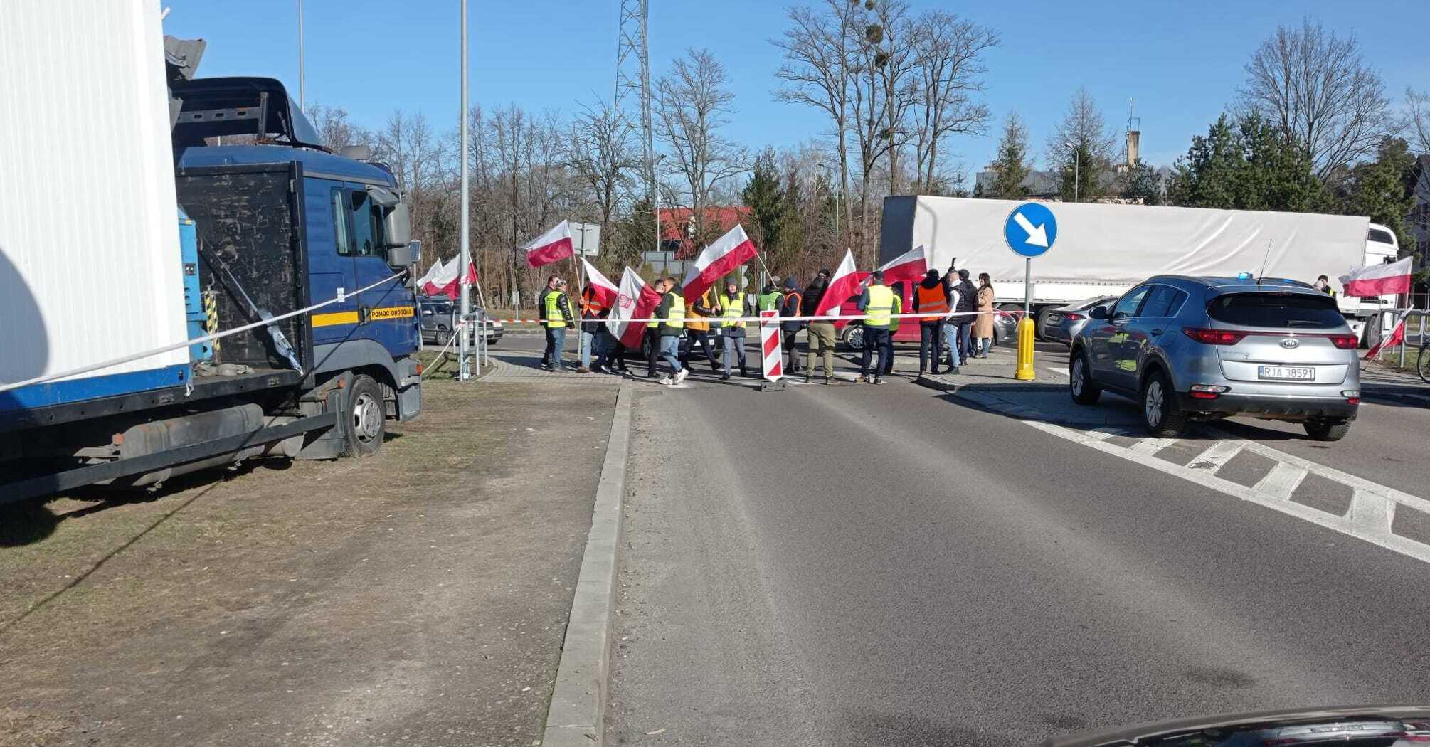Poles unblocked traffic at one of the checkpoints