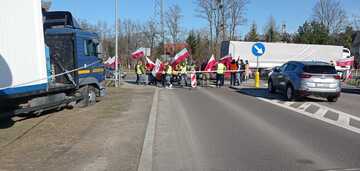 Poles unblocked traffic at one of the checkpoints