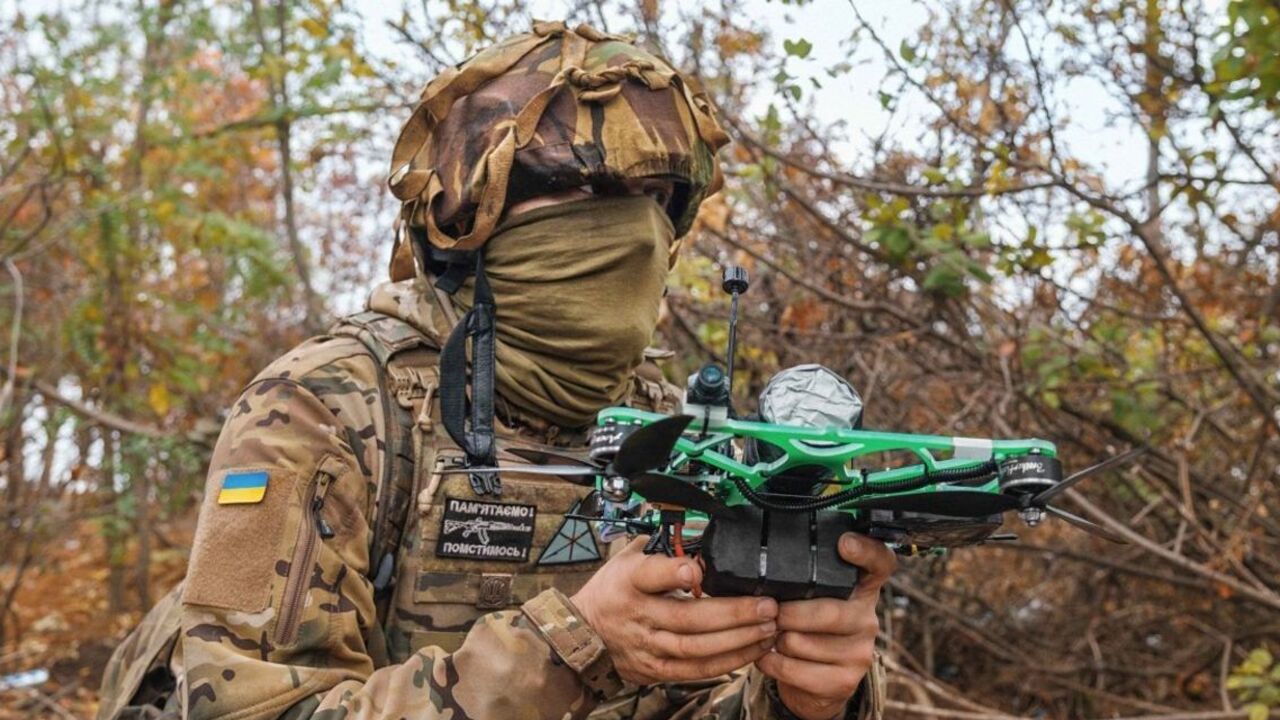 Siły Zbrojne Ukrainy zaczęły używać dronów FPV z automatycznym naprowadzaniem na linii frontu: co o nich wiadomo? Wideo