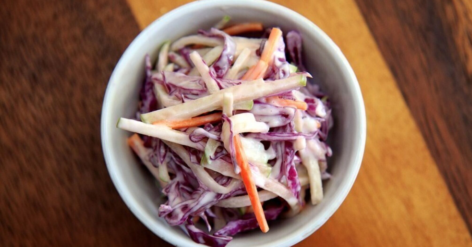 Salad recipe with white cabbage and red cabbage.
