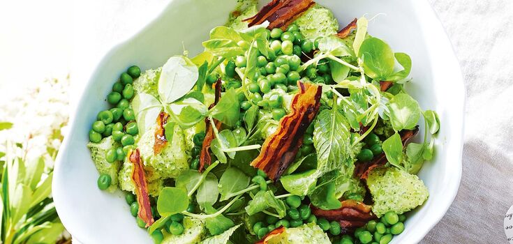 What a refreshing salad Michelle Obama prepares: a healthy and nutritious dish