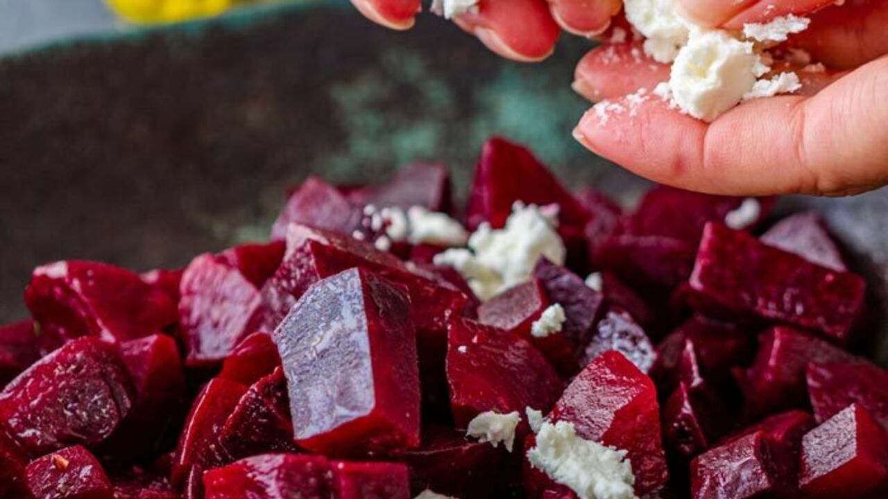 What delicious and simple salad to prepare with beets: a very budget dish