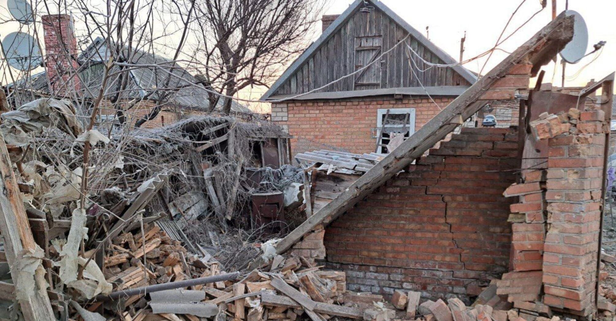 Rosyjskie wojsko uderza w zakład energetyczny i uczelnię w obwodzie dniepropetrowskim: zdjęcia zniszczeń
