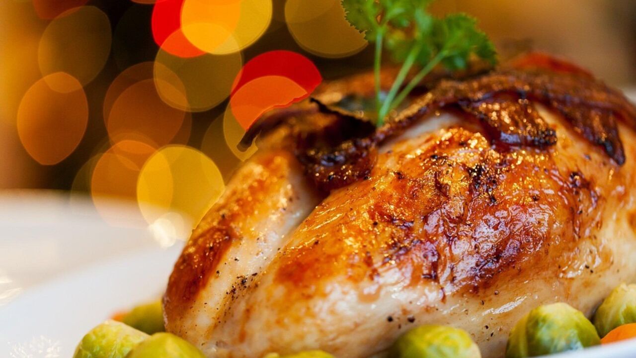 What to bake chicken thighs in to make them juicy: a very tasty idea