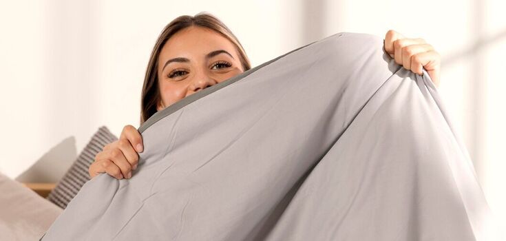 No need for a washing machine: how to clean and refresh a blanket after winter
